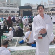 Sendiri, Begini Potret Umroh Pertama Roger Danuarta