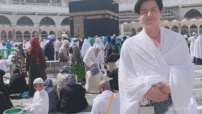 Sendiri, Begini Potret Umroh Pertama Roger Danuarta