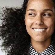 Tetap Percaya Diri Tampil Tanpa Makeup, Ini 5 Potret Cantik Alicia Keys!