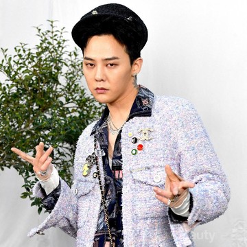 4 Idol K-Pop Pria yang PD Pakai Tas Wanita, Tetap Fashionable!
