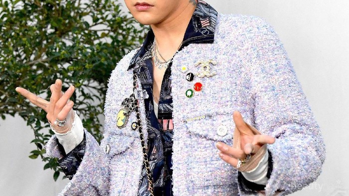 4 Idol K-Pop Pria yang PD Pakai Tas Wanita, Tetap Fashionable! 4 Idol K-Pop Pria yang PD Pakai Tas Wanita, Tetap Fashionable!