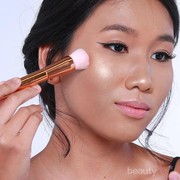 Agar Makeup Tambah Glowing, Coba Tips Pakai Highlighter Ini