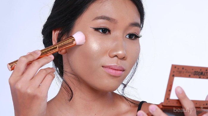 Agar Makeup Tambah Glowing, Coba Tips Pakai Highlighter Ini