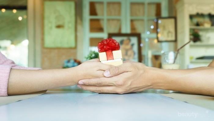 Selain Bunga dan Cokelat, Ini Hadiah yang Cocok untuk Tunjukkan Rasa Sayang!