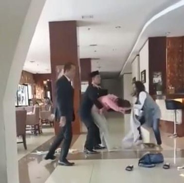 Viral, Pelakor Dilabrak & Nyaris Ditelanjangi Istri Beserta Warga