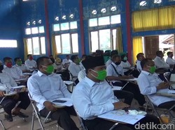 Waspada Covid-19, Anggota PPS di Cianjur Pakai Masker Saat Dilantik