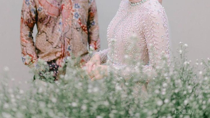 Foto: Momen Bahagia Hijabers Mega Iskanti Lamaran dengan Kekasih Barunya