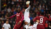 Penyerang CFR Cluj asal Pantai Gading, Lacina Traore (kiri), dijuluki 'Si Pohon Besar' karena memiliki tinggi hingga 203 sentimeter. (Daniel MIHAILESCU / AFP)