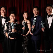 Membawa Pulang Trofi Best Ensemble di SAG Awards ke-26, Film Parasite Raih Standing Ovation!