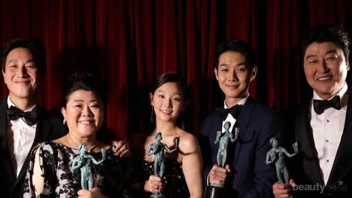 Membawa Pulang Trofi Best Ensemble di SAG Awards ke-26, Film Parasite Raih Standing Ovation!