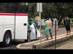 Kata Polisi soal Petugas Pakai APD Evakuasi Penumpang Bus di Subang