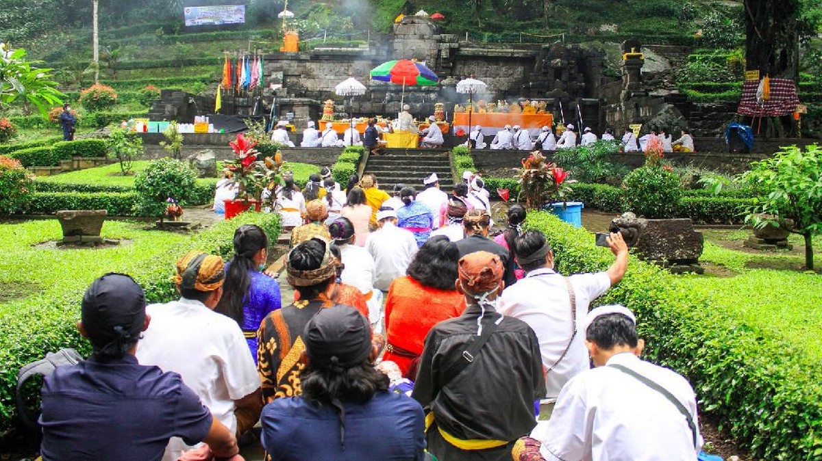 FOTO: Melasti Sunyi Jelang Nyepi