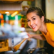 Simak Gaya Feminin Para Selebriti Saat Tampil dengan Rambut Kepang