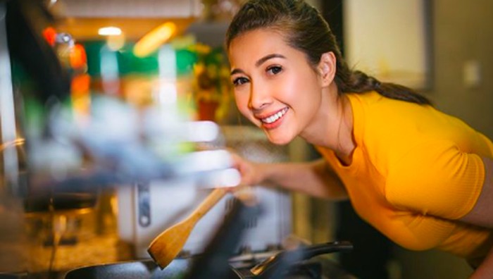 Simak Gaya Feminin Para Selebriti Saat Tampil dengan Rambut Kepang