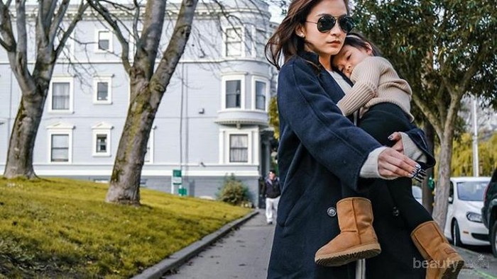 Potret Artis 'Mahmud' Gendong Anak, Tetap Cantik dan Memesona!