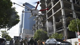 Risma Kerahkan Drone Semprot Disinfektan di Surabaya