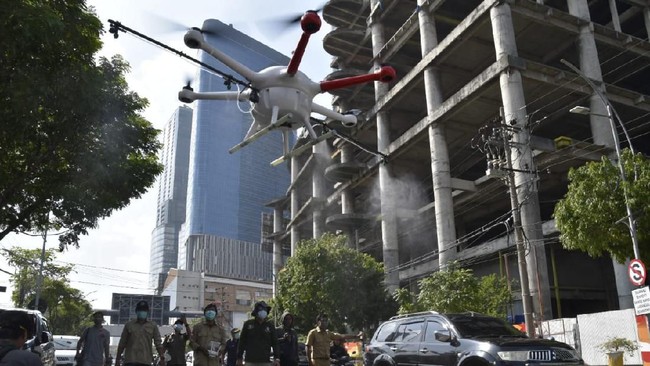 Walkot Surabaya Tri Rismaharini meninjau langsung penyemprotan disinfektan menggunakan drone tepatnya di di Kampung Kebangsreng, Genteng.