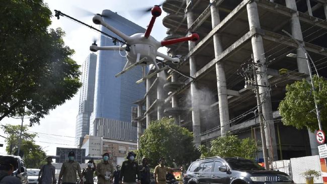 Risma Kerahkan Drone Semprot Disinfektan di Surabaya Walkot Surabaya Tri Rismaharini meninjau langsung penyemprotan disinfektan menggunakan drone tepatnya di di Kampung Kebangsreng, Genteng.