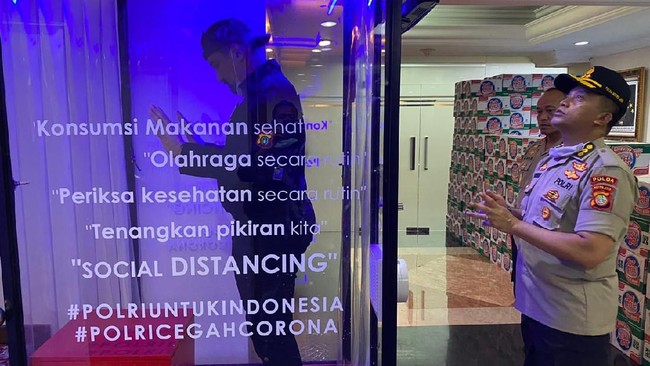 Tiga bilik disinfektan dipasang di gedung Polda Metro Jaya untuk mencegah penyebaran virus corona.