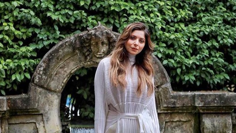 Artis Bollywood Kanika Kapoor ramai diperbincangkan netizen. Dia dituduh tularkan corona ke Pangeran Charles.