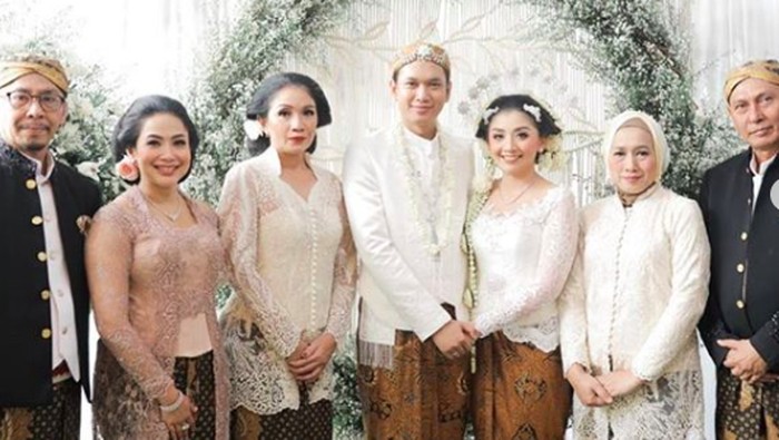 Putri Feni Rose menikah