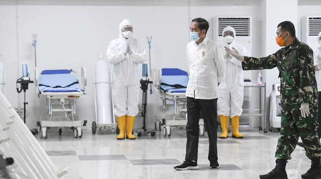 Pengamat CORE Piter Abdullah menilai ada risiko utang membengkak dan nilai tukar rupiah melemah di balik stimulus ekonomi Rp405,1 triliun dari Jokowi.