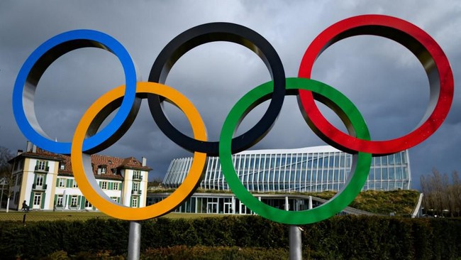 A picture taken on February 26, 2020 shows the Olympics rings next to the IOC headquarters in Lausanne. - The COVID-19 which has already killed more than 3000 people in the World will be at the center of a meeting of the International Olympic Committee (IOC) on March 3 and 4, 2020 in Lausanne less than five months before the opening ceremony of the Olympics in Tokyo. (Photo by Fabrice COFFRINI / AFP)