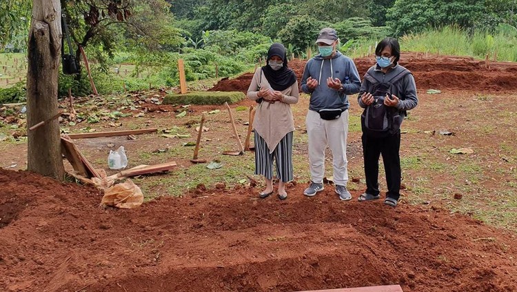 Wanita ini bercerita bahwa kedua orang tuanya meninggal akibat Corona. Saat pemakaman, hanya ada dia dan dua adiknya, tanpa pelayat lain yang datang.