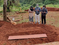 Cerita Lengkap Wanita yang Ibunya Corona, Meninggal & Dikubur Tanpa Pelayat