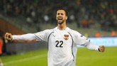 Penyerang Austria Stefan Maierhofer memiliki tinggi 202 sentimeter. Sayang pemain 37 tahun itu gagal di Premier League bersama Wolverhampton Wanderers pada 2009 hingga 2011. Maierhofer juga pernah menjadi pemain Bayern Munchen. (AFP PHOTO / JOHN THYS)