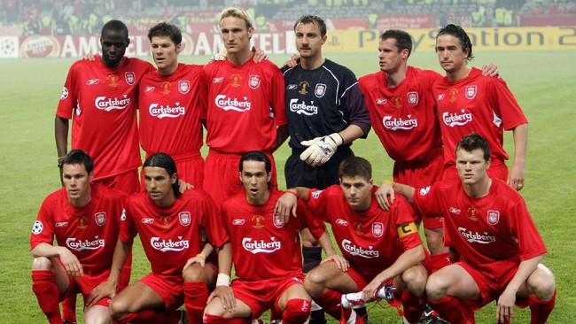 Liverpool players (1st row, L-R) Stephen Finnan, Milan Baros, Luis Garcia, Steven Gerrard, John Arne Risse; (2nd row, L-R) Djimi Traore, Xabi Alonso, Sami Hyypia, Jerzy Dudek, Jamie Carragher, Harry Kewell pose prior the UEFA Champions league football final AC Milan vs Liverpool, 25 May 2005 at the Ataturk Stadium in Istanbul.   AFP PHOTO FILIPPO MONTEFORTE (Photo by FILIPPO MONTEFORTE / AFP)