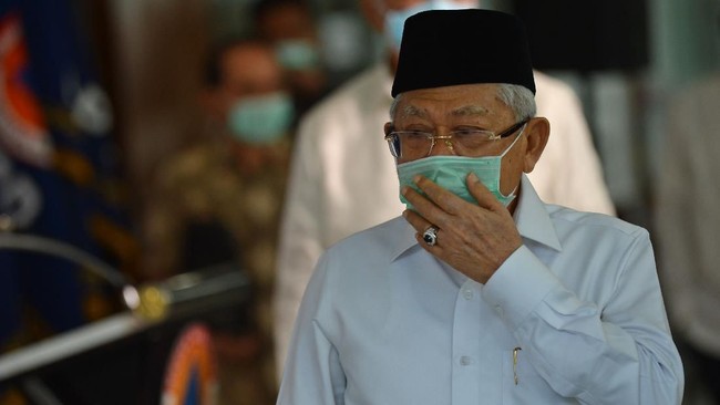 Ma'ruf Amin: Pemerintah Minta Maaf Akui Sulit Hadapi Corona Wakil Presiden Ma'ruf Amin berjalan usai menyampaikan keterangan kepada wartawan tentang penanganan COVID-19 di Graha BNPB, Jakarta, Senin (23/3/2020). Wapres meminta Majelis Ulama Indonesia (MUI) mengeluarkan fatwa terkait jenazah pasien positif virus corona (COVID-19) yang meninggal dunia. ANTARA FOTO/Aditya Pradana Putra/ama.