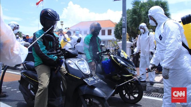 Upaya preventif pencegahan penyebaran virus corona (Covid-19) terus dilakukan Pemprov Jatim. Salah satunya dengan penyemprotan disinfektan yang tak hanya dilakukan di sejumlah titik ruang publik, tapi juga ke para pengemudi ojek online (ojol).