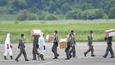 FOTO: Alat Kesehatan dari China Tiba di Indonesia TNI mengambil alat-alat kesehatan penanganan virus corona dari China menggunakan pesawat Hercules C-130 milik TNI Angkatan Udara.