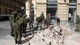 FOTO: Kroasia Diguncang Gempa Terparah dalam 140 Tahun Gempa bermagnitudo 5,3 mengguncang kota Zagreb, Kroasia, membuat bangunan-bangunan runtuh dan warga berhamburan ke luar rumah.