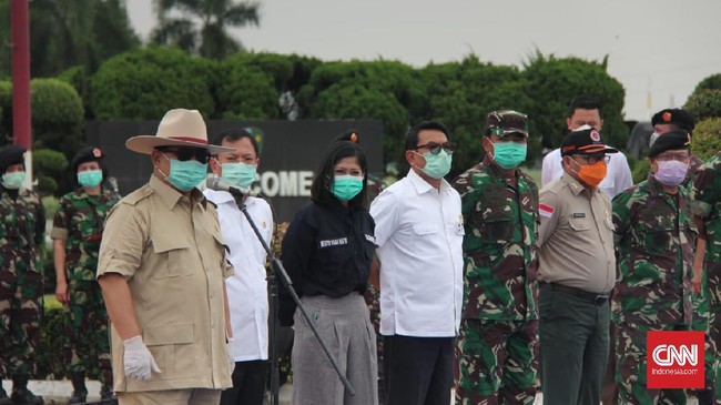 Prabowo mengatakan jika di zaman perang dulu, tentara berada di garis depan, kini dokter, perawat, dan petugas media justru menjadi pahlawan bangsa.