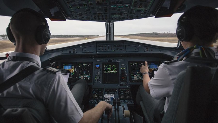 Pilot sebuah maskapai penerbangan Indonesia meninggal dunia dalam kondisi positif virus corona.