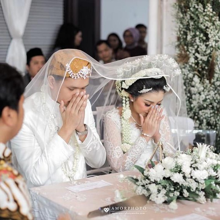 <p>Putri sulung Feni Rose, Giannirma Gavrila resmi menikah dengan Janed Kharisma, Sabtu (21/3/2020). Acara digelar sederhana saja, Bunda. (Foto: Instagram @nikenwap)</p>