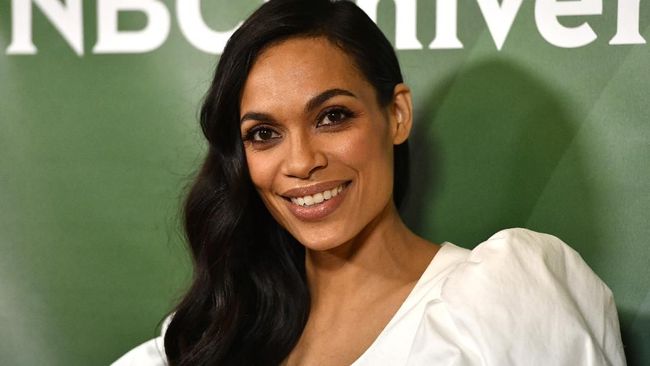 Aktris Rosario Dawson, yang pernah bermain dalam film Men In Black II dan serial Jane the Virgin, dikabarkan bergabung dengan serial The Mandalorian.