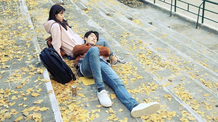 5 Lagu Galau Korea yang Enak Banget Didengar Saat Hujan