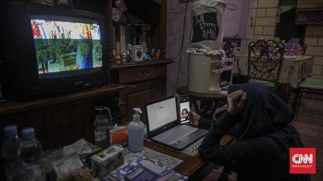 Annisa Retno Utami (27) sedang melakukan work from home (WFH) di kediamannya di Cijantung, Jakarta Timur, Jumat, 20 Maret 2020. Annisa yang merupakan karyawan swasta dan dosen mulai menjalankan WFH sejak 16 Maret 2020. CNN Indonesia/Bisma Septalisma