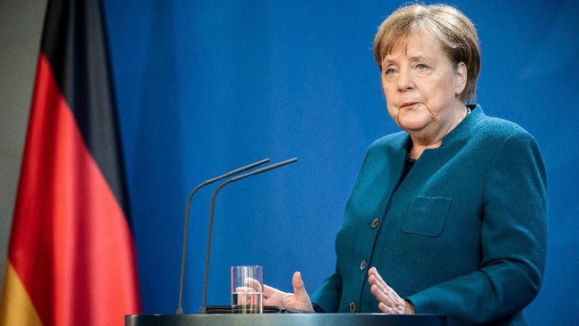 German Chancellor Angela Merkel makes a press statement on the spread of the new coronavirus COVID-19 at the Chancellery, in Berlin on March 22, 2020. - German Chancellor Angela Merkel is going in to quarantine after meeting virus-infected doctor according to her spokesman on March 22, 2020. (Photo by Michael Kappeler / POOL / AFP)