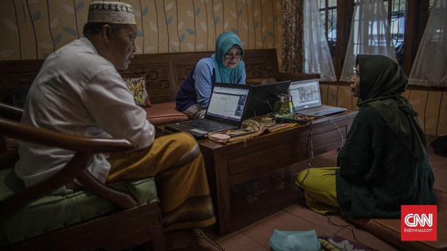 (kanan) Annisa Retno Utami (27) sedang melakukan work from home (WFH) di kediamannya di Cijantung, Jakarta Timur, Jumat, 20 Maret 2020. Annisa yang merupakan karyawan swasta dan dosen mulai menjalankan WFH sejak 16 Maret 2020. CNN Indonesia/Bisma Septalisma