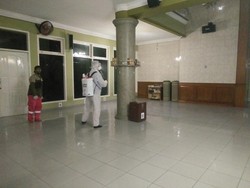 Lawan Corona! Relawan Bandung Semprot Masjid-Rumah Pakai Disinfektan