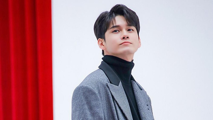 Ong Seong Wu memiliki jawaban yang cukup ekspresif mengenai pilihan antara teman dan pacar. Simak uraiannya berikut ini. 