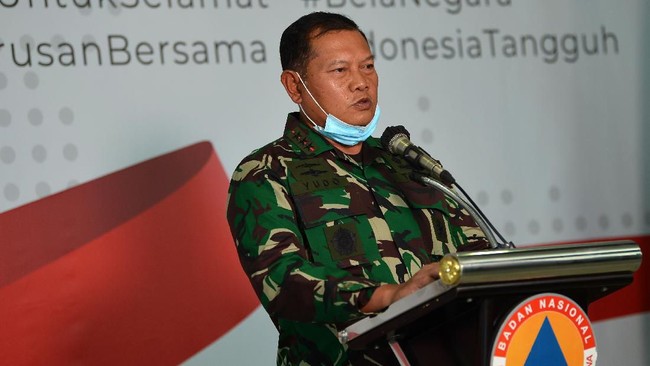 Panglima Komando Gabungan Wilayah Pertahanan (Pangkogabwilhan) I Laksamana Madya TNI Yudo Margono menyampaikan keterangan pers terkait kesiapan Wisma Atlet Kemayoran untuk penanganan COVID-19 di Graha BNPB, Jakarta, Senin (23/3/2020). Yudo memastikan Wisma Atlet sebagai rumah sakit darurat penanganan virus corona (COVID-19) siap dioperasionalkan pada Senin (20/3) sore dengan kapasitas penanganan 3.000 pasien. ANTARA FOTO/Aditya Pradana Putra/aww.