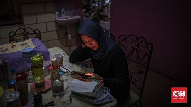 Annisa Retno Utami (27) sedang bermain gawai di kediamannya di Cijantung, Jakarta Timur, Jumat, 20 Maret 2020. Annisa yang merupakan karyawan swasta dan dosen mulai menjalankan WFH sejak 16 Maret 2020. CNN Indonesia/Bisma Septalisma