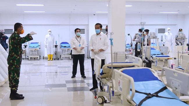 Jokowi menyebut 28 produsen APD di dalam negeri siap memasok kebutuhan, namun butuh bahan baku yang diimpor.