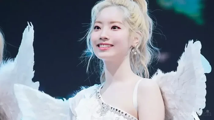 6 Potret Cantik Dahyun TWICE yang Disebut Fans 