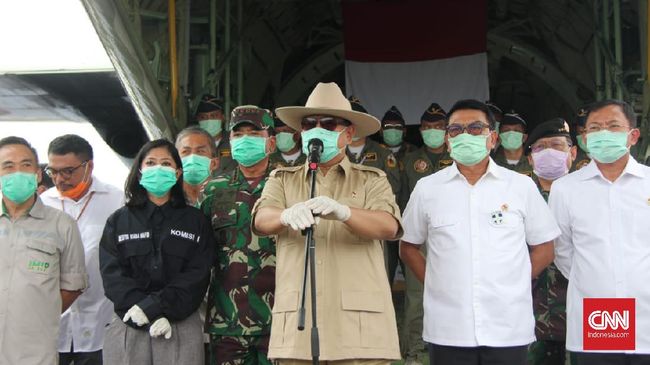 Prabowo soal Opsi Lockdown: Kita Tak Mau Otoriter Menhan Prabowo mengatakan Indonesia tak menerapkan lockdown untuk menanggulangi corona. Pemerintah mengandalkan kesadaran individu rakyat mengatasi wabah corona